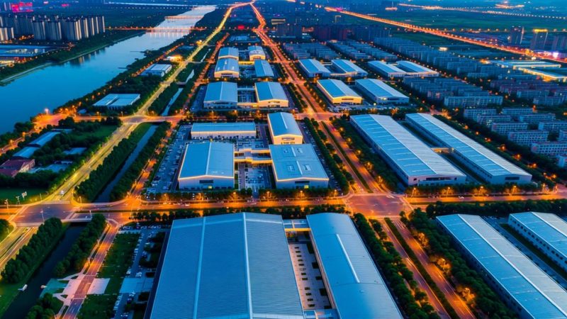长途搬家费用并非一成不变，其计算通常涉及以下几个关键因素：